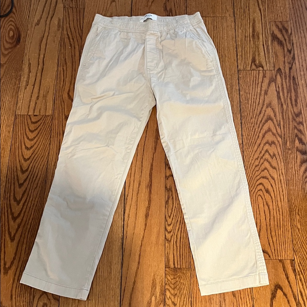 Hollister Men's medium Light Tan / stone color straight leg draw string khakis